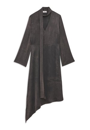 Asymmetrische zwarte jurk van zachte stof, met lange mouwen, een V-hals en een strikdetail bij de nek, met een gladde textuur.