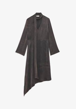 Asymetrické černé šaty z měkké látky, s dlouhými rukávy, V-výstřihem a detailem na zavázání u krku, s hladkým povrchem.