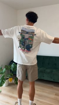 Camiseta blanca de algodón con un gráfico colorido de jugadores de béisbol en la parte trasera, con texto rojo que dice "NEW YORK YANKEES".