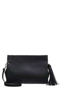 Czarna skórzana torba na ramię z odpinanym paskiem i dużym detalem w postaci frędzla z boku, sfotografowana na białym tle.