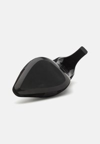 Sorte høyhælte sko med trekantet tåform, glatt patentlærfinish og teksturert såle. Har en jevn silhuett og minimale aksenter.