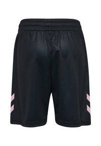 Shorts de sport noirs avec une ceinture élastique et deux bandes diagonales roses de chaque côté près de l'ourlet.