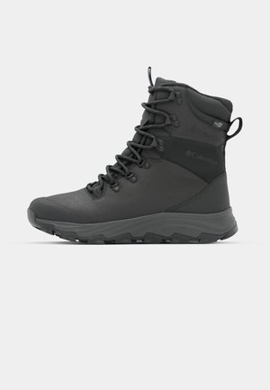 Stivale da trekking nero con tomaia texturizzata, design con lacci, collare imbottito e suola robusta per una buona trazione. Dettaglio del logo in evidenza.