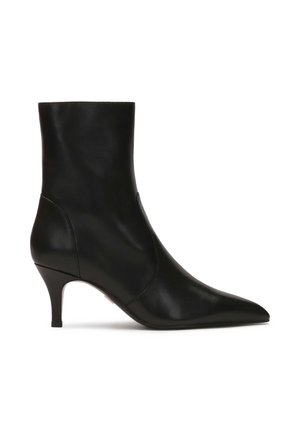 Stivale nero in pelle fin dalla caviglia con punta appuntita, silhouette sfilata e tacco conico sottile. Texture liscia con dettagli di cucitura sottili.