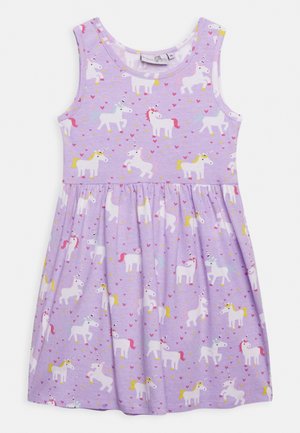 Robe sans manches lavande en coton doux, avec un motif de licornes blanches et de petits cœurs colorés répartis sur toute la surface.