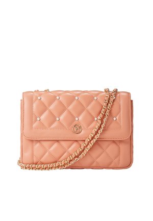 Sac à main en cuir rose matelassé avec petits accents de perles et bandoulière chaîne dorée, avec un emblème rond doré sur le rabat avant.