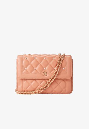 Sac à main en cuir rose matelassé avec petits accents de perles et bandoulière chaîne dorée, avec un emblème rond doré sur le rabat avant.
