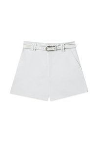 Bílé šortky vyrobené z hladkého materiálu, s odpovídajícím bílým páskem se stříbrnou přezkou, bočními kapsami a šitým střihem.