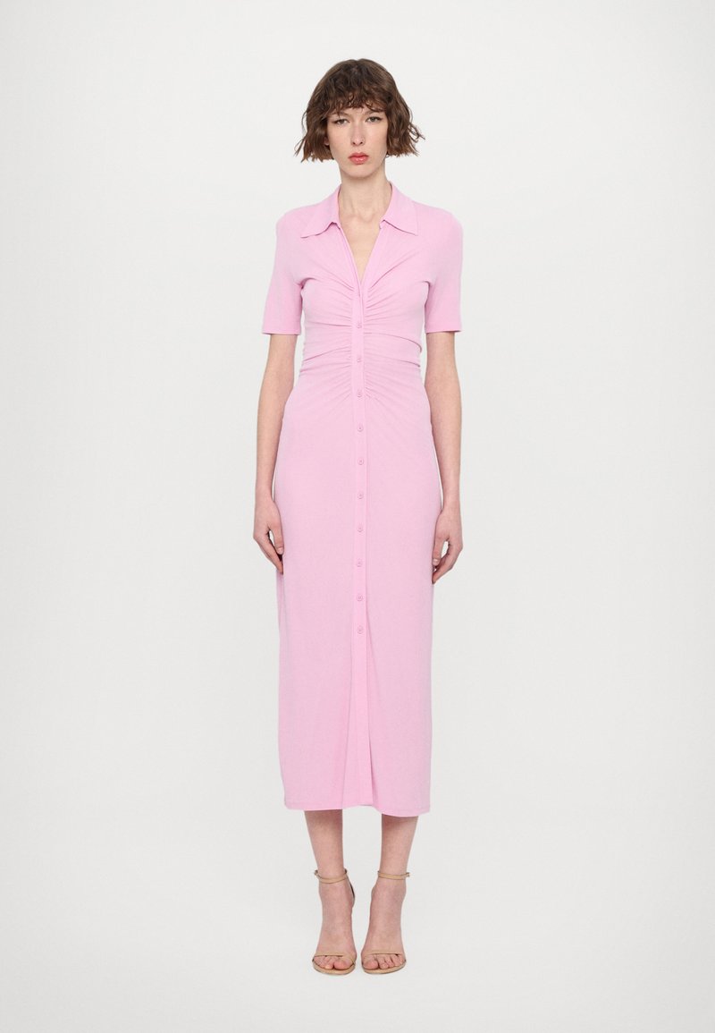 Roze midi-jurk met korte mouwen, knopen aan de voorkant en geraffineerde details in de taille, gemaakt van een gladde, rekbare stof.
