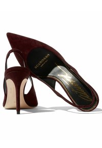 Décolleté slingback in suede bordeaux con punta affusolata, tacco fine e dettagli a taglio. Logo dorato su soletta nera. Made in Italy.