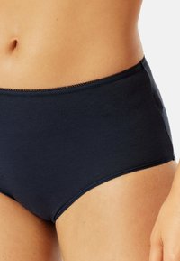 Sous-vêtements en coton bleu marine taille haute, avec une texture lisse et une taille élastique, dotés d'un bord festonné discret.