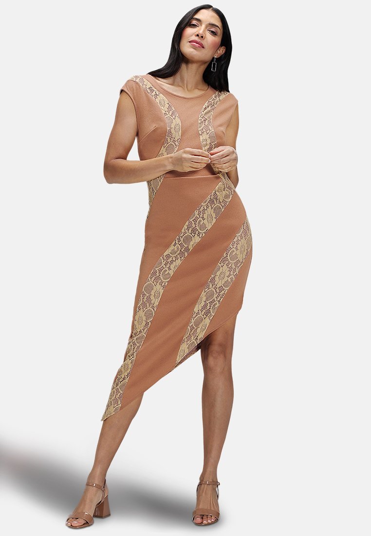 Abito bodycon cammello con accenti in pizzo crema, caratterizzato da strisce geometriche e orlo asimmetrico. Texture liscia con design aderente.