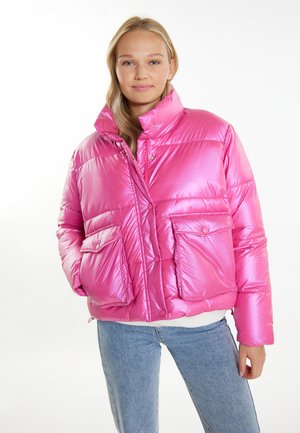 Roze pufferjack met een glanzende afwerking, twee voorzakken, een hoge kraag en drukknoopsluitingen. Gemaakt met lichtblauwe jeans.