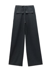 Pantalons à jambes larges gris foncé avec des rayures verticales blanches, dotés d'une taille haute et de deux poches arrière. Texture de tissu lisse.