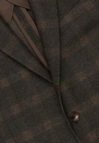 Brązowy wełniany blazer z subtelnym wzorem, z klapami w kształcie notcha, pojedynczym zapięciem na guzik oraz gładkim, teksturowanym wykończeniem.