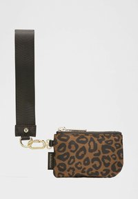 Liten brun och svart leopardmönstrad påse med guldlås och avtagbart svart handledsstöd med guldklämma och Lululemon-logotagg.