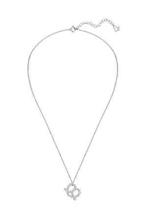 Collar de cadena plateada con un colgante formado por tres anillos entrelazados en forma de cuentas y una cadena con cierre ajustable.