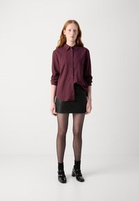 Marc O'Polo CASUAL FIT KENT COLLAR PRINT - Button-down blouse - red black