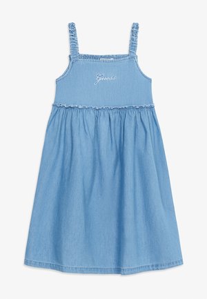 Jasnoniebieska, bezrękawna sukienka jeansowa z falbankami na ramiączkach i w talii, z naszytym na piersi logo "Guess".