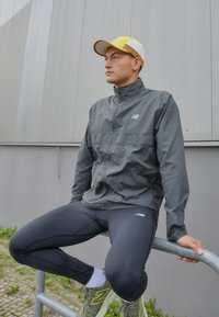 New Balance ATHLETICS REFLECTIVE PACKABLE JACKET - Veste de running - blacktop