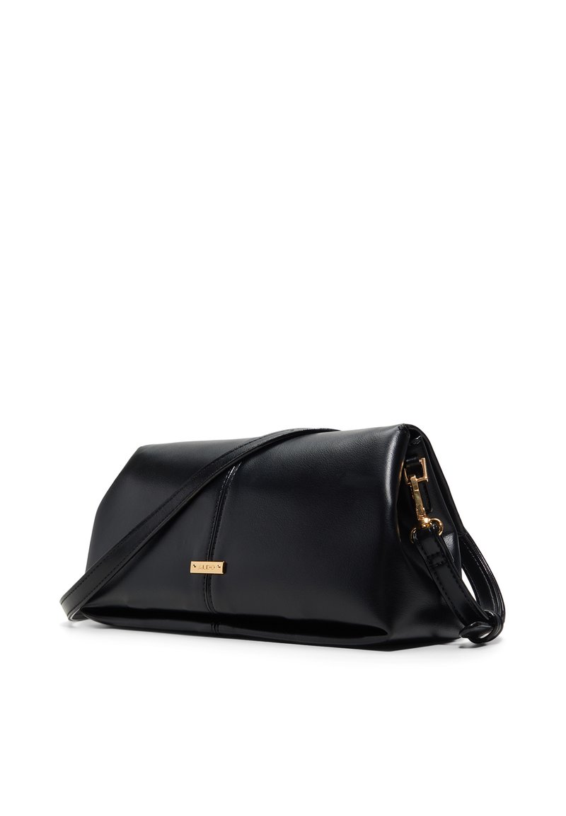 Schwarze Leder-Clutch mit glänzender Oberfläche, verziert mit goldenen Hardware-Details und einem langen Schultergurt für vielseitige Trageoptionen.