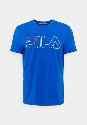 Blaues T-Shirt mit kurzen Ärmeln und Rundhalsausschnitt, mit weißem und rot umrandetem FILA-Logo auf der Brust, auf einfachem Hintergrund dargestellt.