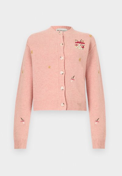 Ροζ πλεκτή ζακέτα με κουμπιά μπροστά, διακοσμημένη με μικρά κεντητά κόκκινα και λευκά μανιτάρια και κίτρινες λεπτομέρειες σε σχήμα αστεριού στα μανίκια και το στήθος.