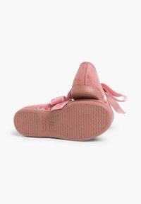Chaussures de ballet en suede rose avec une semelle plate, un lien à la cheville en ruban, et une texture lisse avec une semelle extérieure en caoutchouc à motifs.