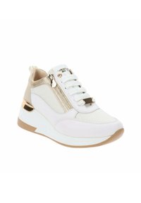 Sneaker bianco con sezioni in rete e pelle. Presenta una cerniera decorativa, dettagli dorati e una suola a zeppa bianca con una base beige.