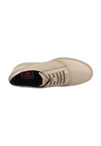 Zapato de cuero beige con punta redonda, diseño de cordones elásticos y paneles texturizados. Presenta un forro suave y una suela acolchada para mayor comodidad.