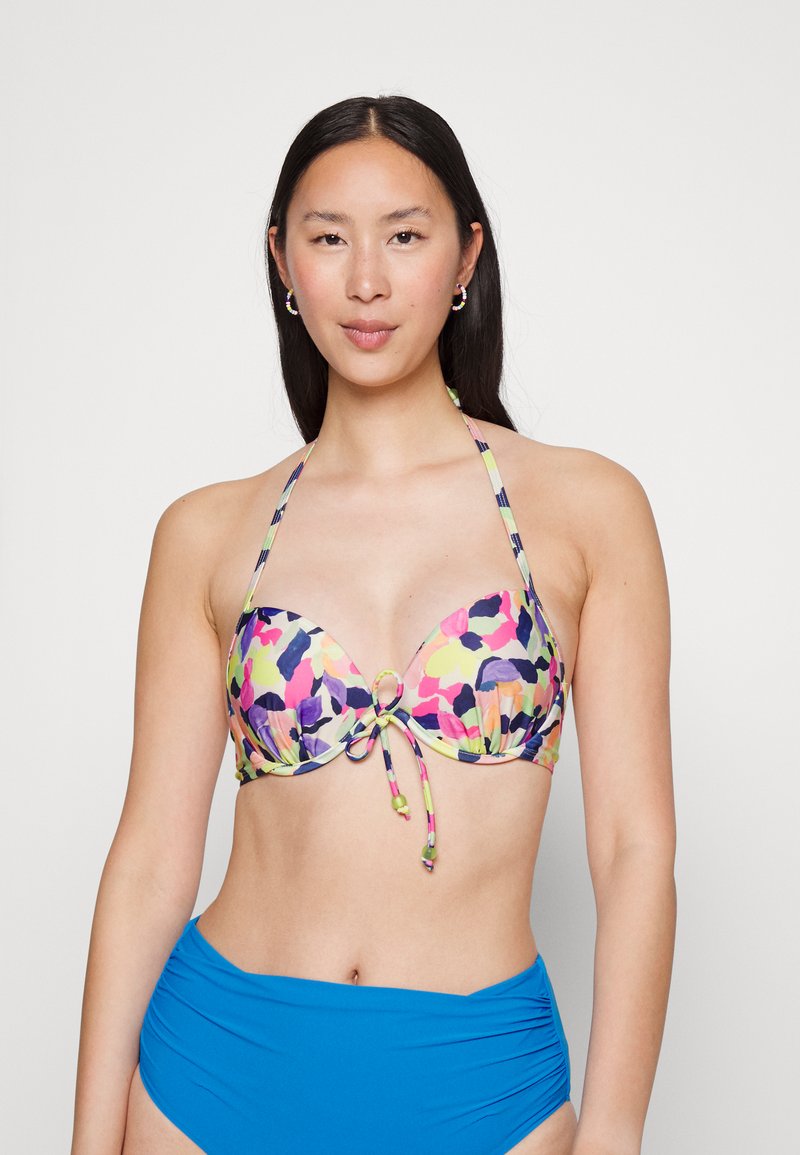 Top de bikini com estampado floral, com um detalhe de laço ao centro, copas acolchoadas e alças multicoloridas. Complementado por um fundo azul de cintura alta.