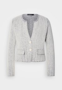 Lichtgrijze cardigan met een vissengraatmotief, een V-hals, twee voorzakken en twee knopen; de stof heeft een zachte, gestructureerde afwerking.