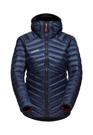 Giacca puffer isolante Mammut di colore blu navy con cappuccio, zip frontale e polsini foderati in rosso, progettata per le condizioni di freddo all'aperto.