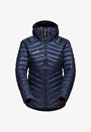 Dunkelblaue Mammut isolierte Daunenjacke mit Kapuze, Frontreißverschluss und rot gefütterten Bündchen, entworfen für kaltes Wetter im Freien.