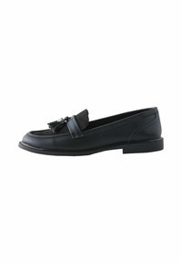 Sorte læder loafers med ruskindsdetaljer og kvast hardware. Har en rund tå og flad gummisål, der fremhæver et elegant, minimalistisk design.