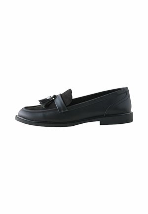 Must musta nahkane loafer, millel on sametised aktsendid ja tõstenöör. Omab ümarat sõrmeosa ja lamedat kummist talda, esitledes sujuvat ja minimalistikku disaini.