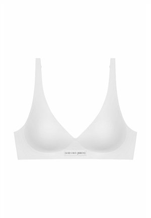 Witte onderbrekende beha zonder beugels, met een gladde stof, een diepe V-halslijn en brede banden. Heeft een klein label met "GOD SAVE QUEENS" in het midden.