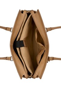 Tan leren handtas interieur met twee grote compartimenten, een centrale scheidingswand en een voorvak, met een gladde textuur en ritssluitingen.