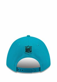 Casquette de baseball turquoise avec un écusson noir NFL, fermeture snapback réglable et trous de ventilation à l'arrière. Texture de tissu lisse.