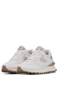 Sneaker bianche con tomaia in pelle texturizzata, dettagli dorati e suola in gomma color crema. Presentano un design con lacci e colletto imbottito.