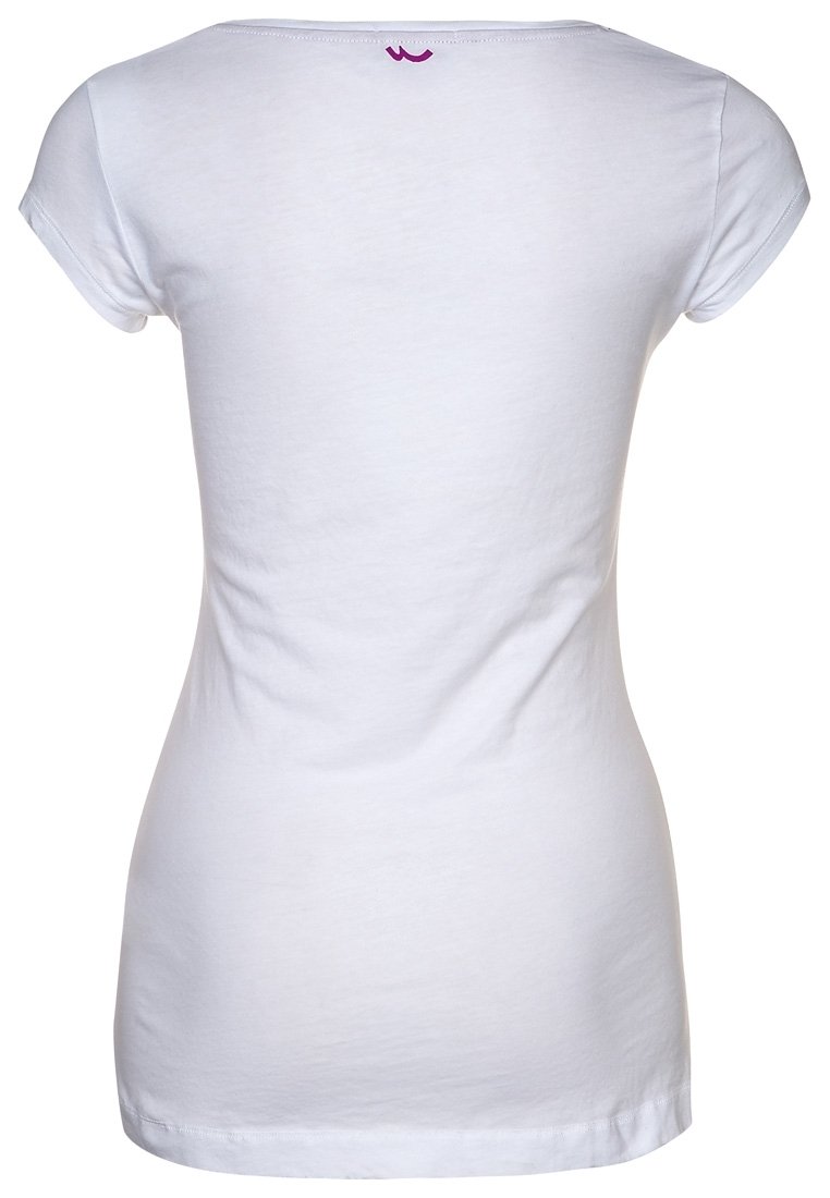Camiseta ajustada de algodón blanco con mangas cortas, diseñada con un escote redondo y un pequeño logo rosa en la parte posterior, cerca del cuello.