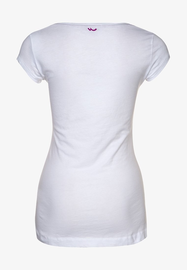 Fitted bílý bavlněný tričko s krátkými rukávy, navržené s kulatým výstřihem a malým růžovým logem vzadu u límce.