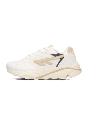 Baskets de sport blanches et beiges avec des panneaux en mesh et en daim, semelle texturée, et accents noirs. Elles présentent des lacets ronds et un col rembourré.