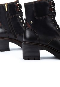 Pikolinos SORIA - Botines con plataforma - black