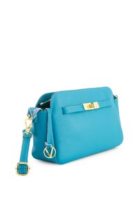 Türkise Leder-Crossbody-Tasche mit goldfarbenen Beschlägen, ausgestattet mit einem Reißverschluss und einem flachen Riemen. Strukturierte Oberfläche und minimalistisches Design.
