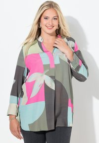 Farverig langærmet bluse med en blanding af pink, grønne og blå mønstre, med krave og afslappet pasform. Letvægtsstof.