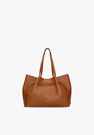 Sac fourre-tout en cuir marron avec doubles bretelles, détails à cordon latéral et petit logo centré à l’avant.