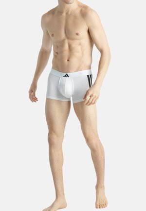Weiße Herren-Boxershorts mit schwarzem Dreistreifen-Design am Bund. Hergestellt aus dehnbarem, glattem Stoff, mit einer Fronttasche.