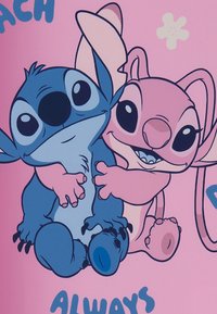 Illustration eines blauen Aliens und eines rosa Wesens, die sich vor einem hellrosa Hintergrund umarmen. Beide haben große Augen und cartoonhafte Merkmale.