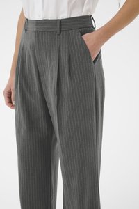 Pantalons gris à rayures fines en tissu léger, dotés de plis, de poches latérales et d'une coupe ajustée avec une texture lisse.